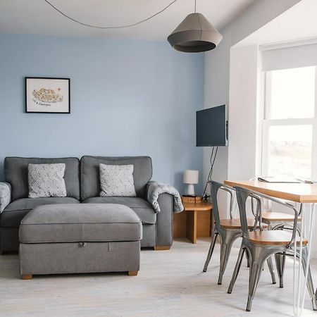 Barry Island Beachfront Apartment - Stunning Bay Views And Private Parking Экстерьер фото