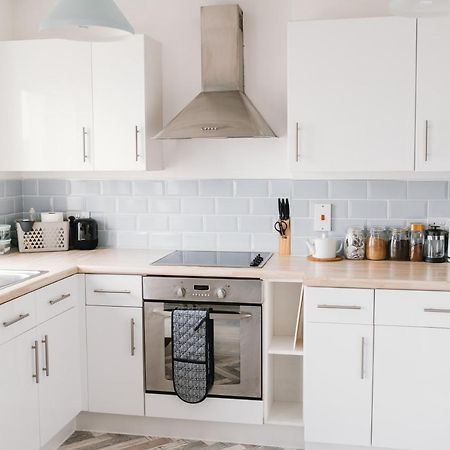 Barry Island Beachfront Apartment - Stunning Bay Views And Private Parking Экстерьер фото