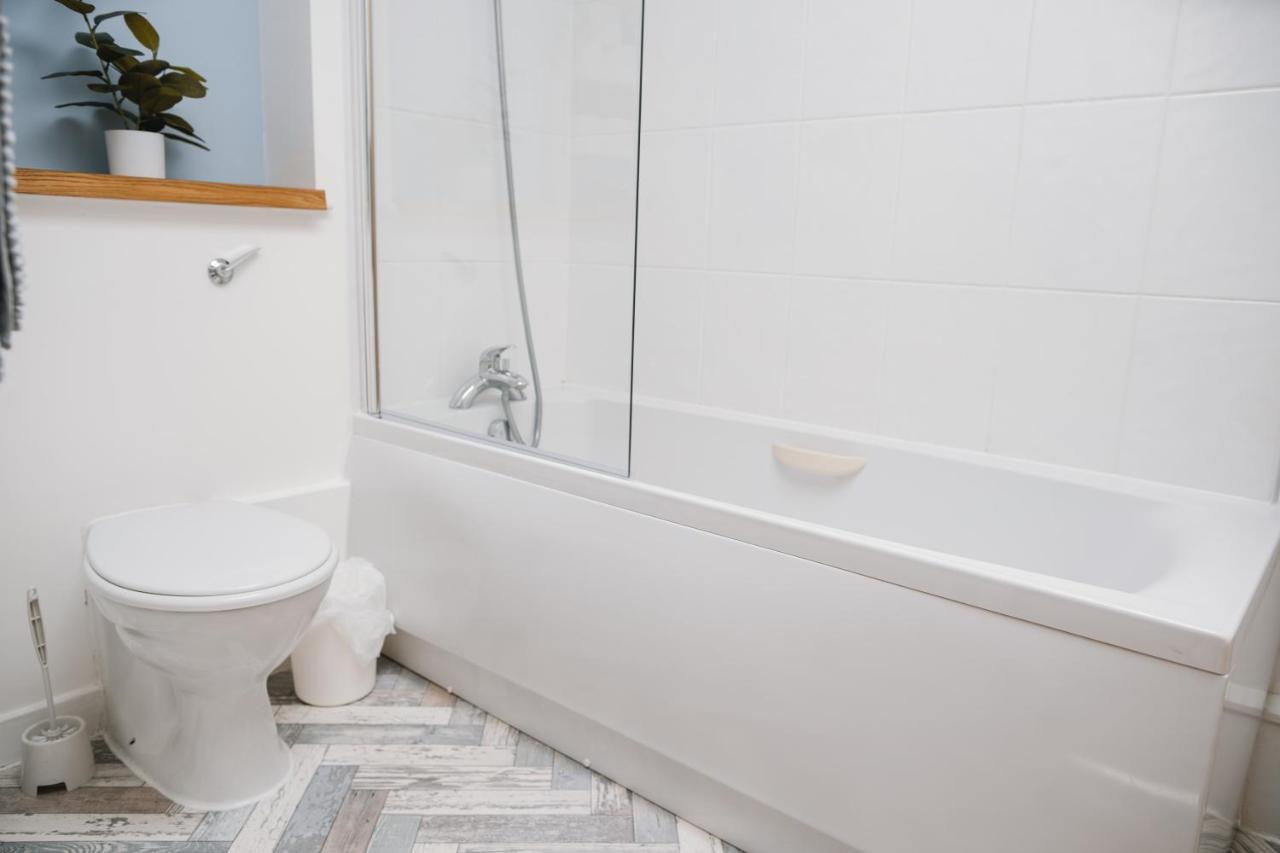 Barry Island Beachfront Apartment - Stunning Bay Views And Private Parking Экстерьер фото