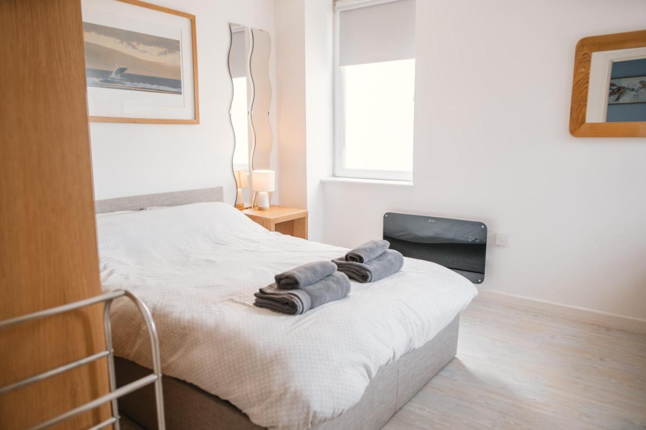 Barry Island Beachfront Apartment - Stunning Bay Views And Private Parking Экстерьер фото