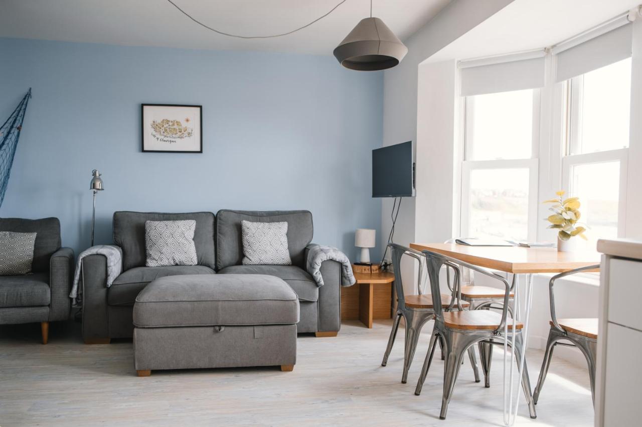 Barry Island Beachfront Apartment - Stunning Bay Views And Private Parking Экстерьер фото