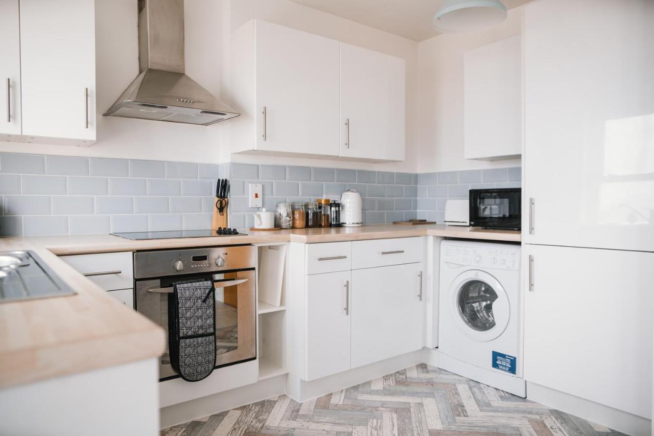 Barry Island Beachfront Apartment - Stunning Bay Views And Private Parking Экстерьер фото