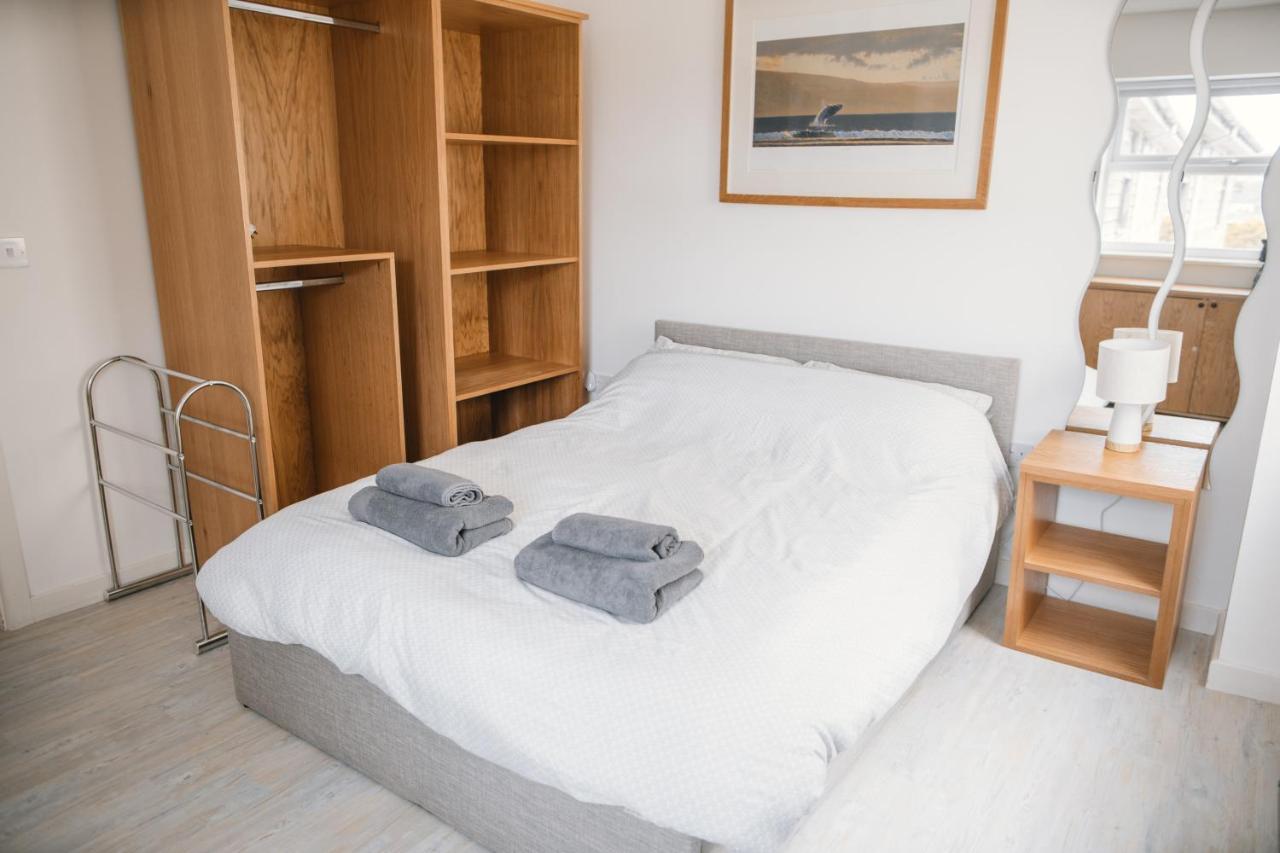 Barry Island Beachfront Apartment - Stunning Bay Views And Private Parking Экстерьер фото