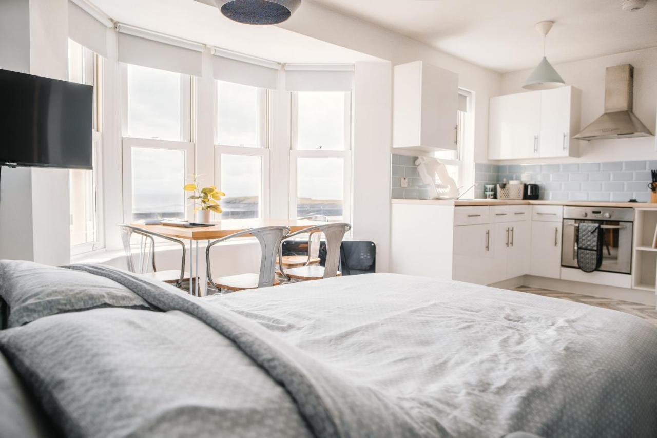 Barry Island Beachfront Apartment - Stunning Bay Views And Private Parking Экстерьер фото
